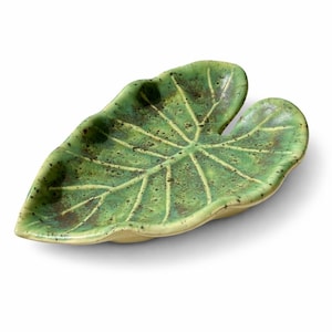 Portasapone in ceramica a forma di foglia, realizzato a mano, in gres verde, decorazione per il bagno ispirata alla natura.
