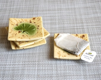 Ensemble de quatre petits plats en feuilles de céramique, plat annulaire, porte-sachet de thé, feuille de ginkgo, bougeoir, repose-cuillère, feuille faite à la main, décor de feuilles de Gingko