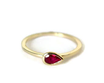 Anillo de rubí, anillo de corte pera, anillo fino de oro, anillo apilable, lágrima, bisel, anillo de oro macizo de 14 k, para ella, joyería de rubí