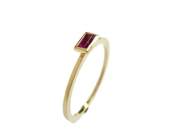 Anel de ouro com rubi em lapidação baguete, anel delicado de ouro, pedra vermelha, anel fino de ouro maciço 14k para usar em conjunto com outros anéis, joia com rubi