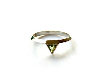 Minimalist Ring, Triangle Silver Ring, Delicate Triangle Sterling Ring with Peridot, Dainty silver Ring, Triangle Ring, Gemstone Silver Ring