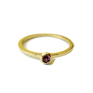 Anillo apilable de zafiro rosa, anillo de oro macizo de 14 k, banda fina, delicado anillo de zafiro, bisel, piedra preciosa rosa, joyería fina