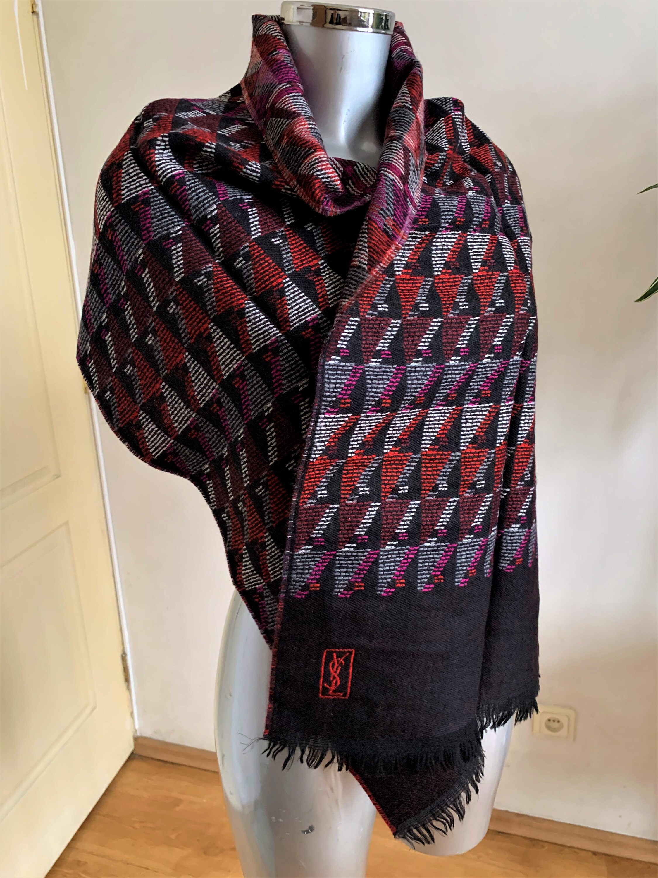 【送料&関税込】Saint Laurent Logo Patch Quilted Scarf Saint Laurent Logo Patch Quilted Scarf | italist