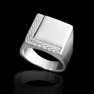 Anillo con sello de textura de letra "L" de plata - Plata de ley 925 - Anillo de sello bohemio - Anillo de declaración cuadrado grande - Joyas de motociclista - Regalo para él y para ella