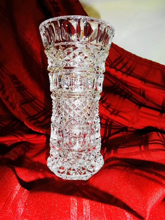 Corte de diamante de vidrio Bohemia EAPG florero trompeta con pulgares en el borde Corte de diamante de vidrio Bohemia EAPG florero trompeta con pulgares en el borde