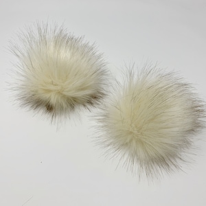 Sand Pompon. Beigefarbener Pompon mit bräunlichen Spitzen. Kunstfell Bommel. Creme Luxus Pompon.