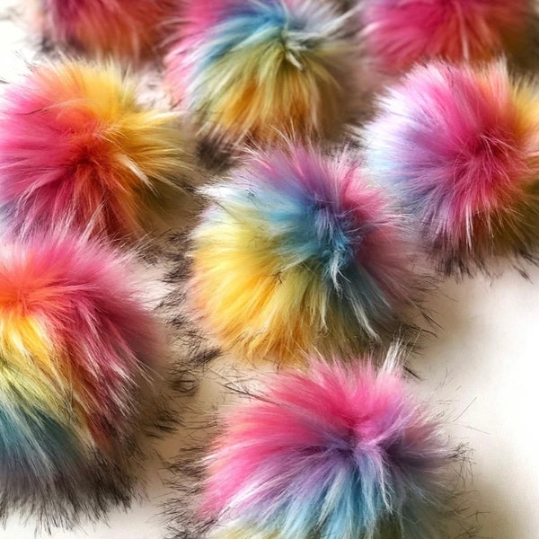 Pompons en fausse fourrure arc-en-ciel. Pompon quilles. Pompon multicolore en fausse fourrure. Pompon luxueux en fausse fourrure.