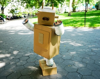 Pappschachtel Roboter Kostüm zum Selberbauen - Anleitung