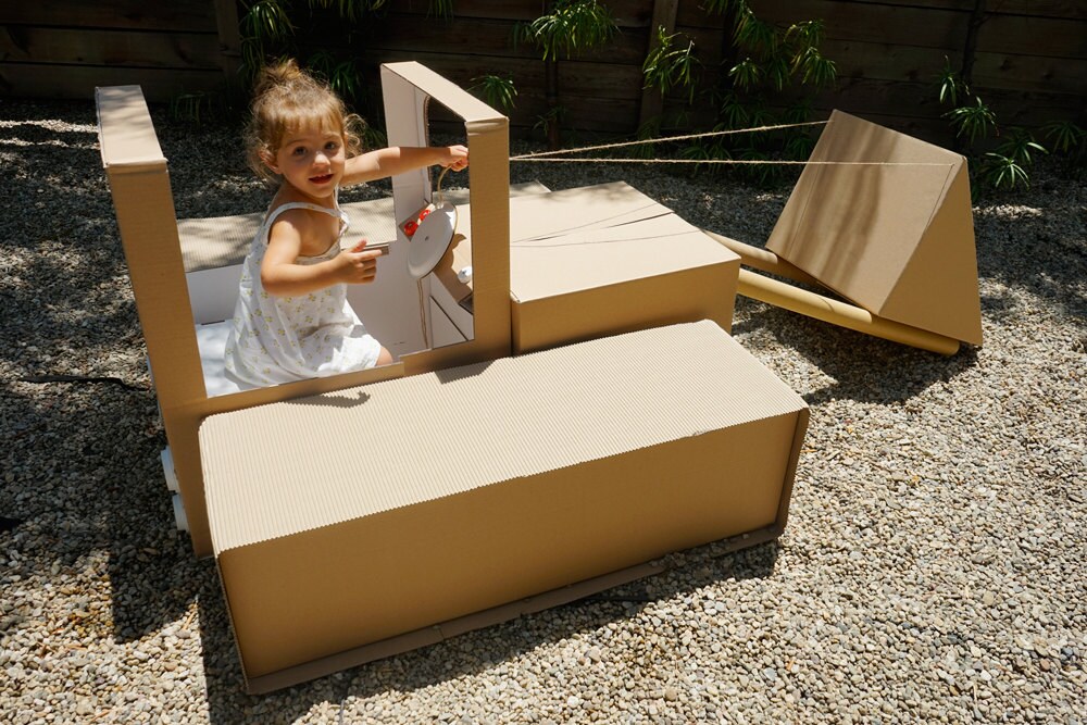 Little Kids DIY 🔨 🚧 Simple Cardboard Box Fort 📦 Makedo Tools 