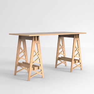 Può includere: Una scrivania in legno con un piano rettangolare e due gambe a cavalletto. Le gambe sono in compensato e hanno un motivo geometrico.