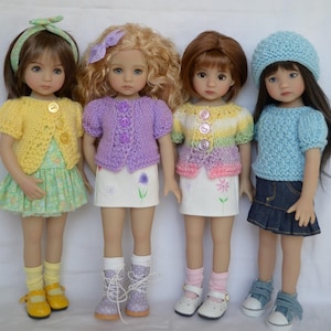 Könnte beinhalten: Vier Puppen in farbenfrohen Strick-Outfits. Die Puppen tragen eine gelbe Strickjacke, eine lila Strickjacke, einen mehrfarbigen Pullover und einen blauen Pullover. Sie tragen Röcke, Jeansröcke und Hüte. Die Puppen tragen Schuhe und Stiefel.