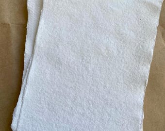 DESCONTINUADO - Papel de trapo de algodón hecho a mano con bordes desbarbados y con imperfecciones - / Invitaciones de boda, Papelería, Papel hecho a mano