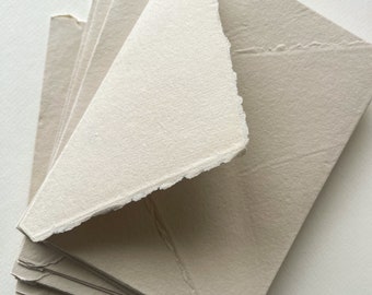 Beigefarbene Umschläge aus Baumwolllappen, 25er-Pack | Sandbeige Büttenrand-Umschläge | Handgeschöpfte Papierumschläge für Hochzeitseinladungen und besondere Anlässe.
