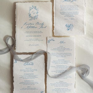 Blaue Hochzeitseinladungen auf handgefertigtem Baumwollpapier mit Büttenrand, Details, Antwortkarten, Save the date, Menükarte, Dankeskarte.