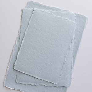 Carta per inviti di nozze - Carta di cotone con bordo frastagliato azzurro chiaro per inviti di nozze, salva la data. Carta per belle arti riciclata fatta a mano.