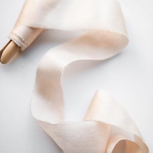 Seidenband | Blasse Rose TUSSAR | Pflanzlich, handgefärbt, aus 100% Seide
