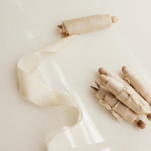 Cinta de seda / Crema de pistacho / A base de plantas, cintas de seda teñidas a mano, cinta de boda, cinta floral, cinta de papelería