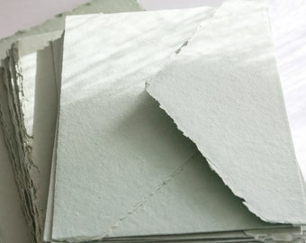 Paquete de 25 sobres de trapo de algodón salvia/sobres de borde verde pálido/sobres de papel hechos a mano para invitaciones de boda y eventos especiales.