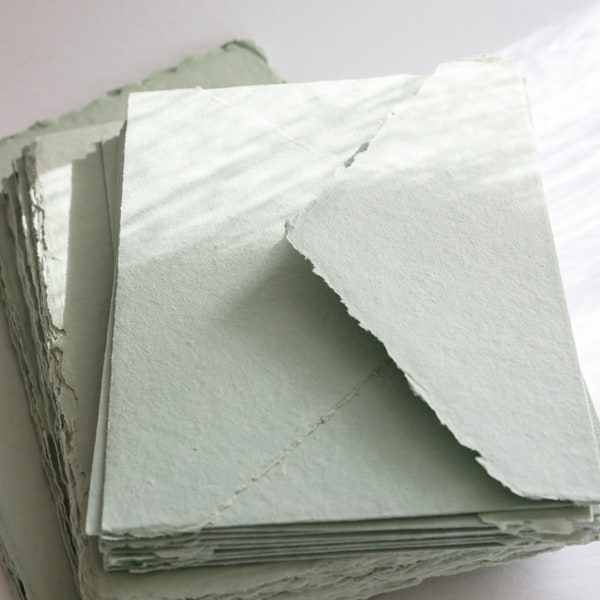 Paquete de 25 sobres de trapo de algodón salvia/sobres de borde verde pálido/sobres de papel hechos a mano para invitaciones de boda y eventos especiales.