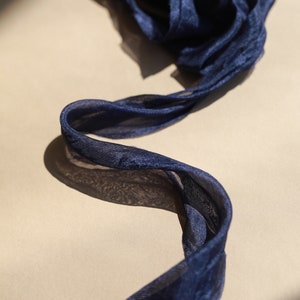 Fita de seda | Seda Tabby Azul Marinho | À base de plantas, fitas de seda tingidas à mão, fita de casamento, fita floral, fita de papelaria, 100% seda
