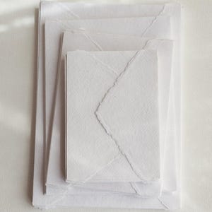 Lot de 10 enveloppes chiffon en coton ivoire | Enveloppes blanc cassé à bords transparents | Enveloppes en papier faites main pour faire-part de mariage et événements spéciaux.
