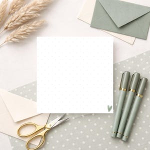 Può includere: Un cartello in legno rustico con la scritta "Welcome to our home" in lettere bianche. Il cartello presenta una finitura invecchiata e un design semplice e invitante, perfetto per un portico o un ingresso.