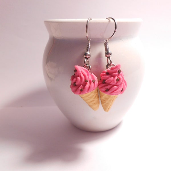 Boucles d’oreilles cornets de glace à la framboise en fimo