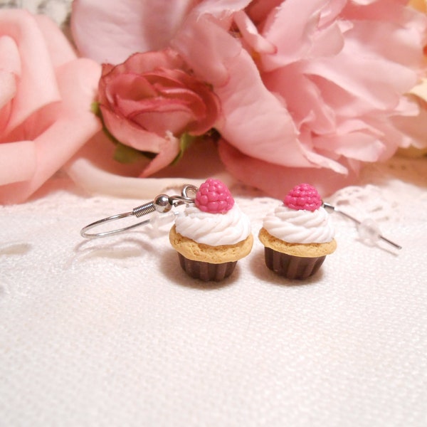 Boucles d’oreilles cupcakes chocolat chantilly framboise en fimo, boucles d’oreilles fantaisies