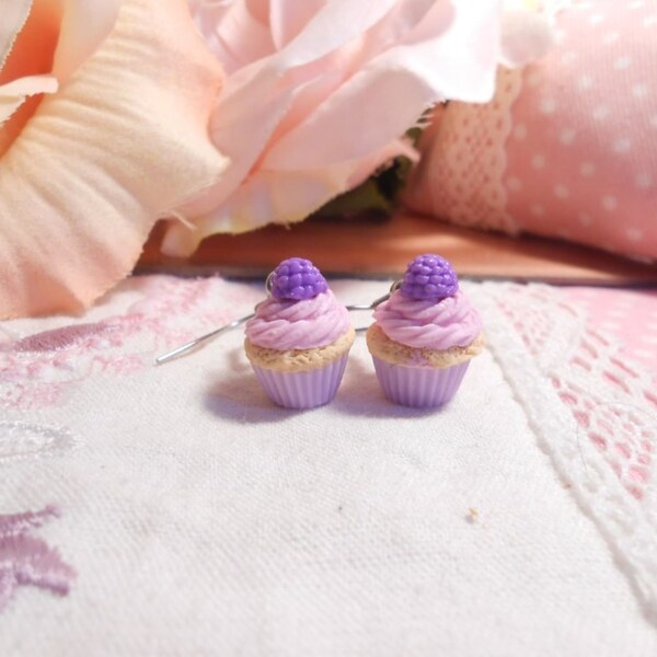 Boucles d'oreilles cupcakes à la violettes en pâte polymère fimo et acier inoxydable , boucle d'oreille gourmand