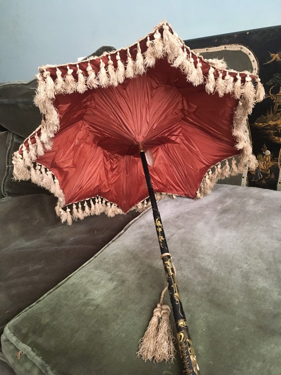 A stunning antique Parasol, chinoiserie wooden han