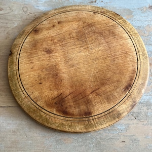 A round bread board, wooden, vintage.