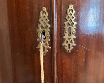 Antique Georgian Mahogany Corner Cabinet: Bow Front Wall Hanging