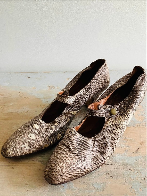 Pretty pair of Ladies Shoes, vintage, Lotus, leat… - image 9