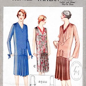Peut inclure: Un patron de couture vintage pour une robe à enfiler. Le patron est pour les tailles femmes et demoiselles et est imprimé sur un fond blanc avec une illustration de robe bleue, florale et marron. Le numéro du patron est 4946 et le prix est de 45 cents.