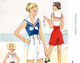 Può includere: Un modello di cucito vintage per un top halter e pantaloncini. Il modello è per la taglia 16, seno 34. Il modello è illustrato con tre donne che indossano l'abito. Le donne indossano abiti bianchi, blu e rossi. Il modello è intitolato "9221 Misses' Halter-Bodice and Shorts".