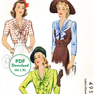 Op de afbeelding: Een vintage naaipatroon voor een blouse met een strikdetail. Het patroon bevat drie verschillende aanzichten van de blouse, met een rood-wit geruite blouse, een blauwe blouse en een groene blouse. Het patroon is gelabeld met "Dames- en meisjesblouse" en "4953".