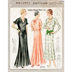 Könnte beinhalten: Ein Vintage-Schnittmuster für ein Kleid mit drei verschiedenen Stilen. Das Schnittmuster ist mit "Ladies' Misses' Dress 50c" und "Printed Pattern 6552 Size 18" beschriftet.