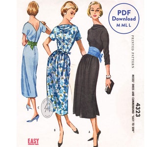 Op de afbeelding: Een vintage naaipatroon voor een jurk en een cummerbund. Het patroon is verkrijgbaar in de maten M, ML en L. Het patroon is gedrukt op papier en heeft een blauw en wit bloemenmotief. Het patroon is gemarkeerd met "4323" en "Eenvoudig te naaien".