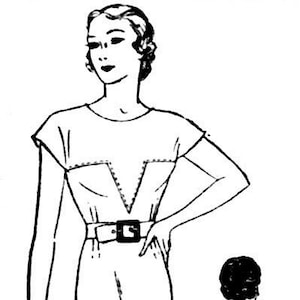 Può includere: Un disegno a linea nera e bianca di un abito senza maniche con un giogo a punta e pieghe rovesciate in vita. L'abito è mostrato su una donna con una cintura. Il testo "MISSES' AND JUNIORS' SLEEVELESS FROCK. This simple but smart model has a yoke, pointed in front and rounded at back which extends over the shoulders in place of sleeves. There are inverted-tucks at waistline under the belt. Width, size 16, about 1 3/8 yard." è sotto l'immagine.