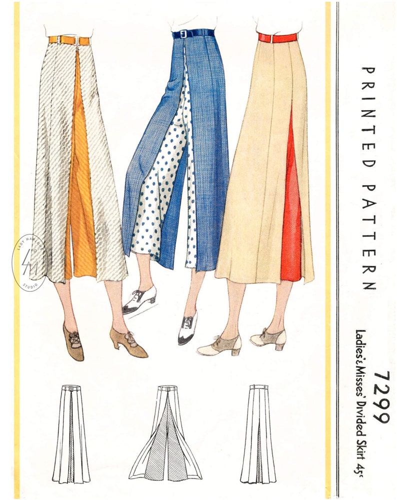 Op de afbeelding: Een vintage naaipatroon voor een gedeelde rok. Het patroon toont drie verschillende stijlen rokken met verschillende stoffenpatronen. Het patroonnummer is 7299 en de tekst "Printed Pattern Ladies' Misses Divided Skirt 45c" staat gedrukt aan de rechterkant van de afbeelding.