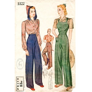 Pode incluir: Ilustração vintage de um padrão de costura com duas mulheres vestindo calças de estilos diferentes. A mulher à esquerda está vestindo uma camisa xadrez e calças de cintura alta. A mulher à direita está vestindo um macacão verde com um bolso. O número do padrão é 3322 e o preço é de 15 centavos.
