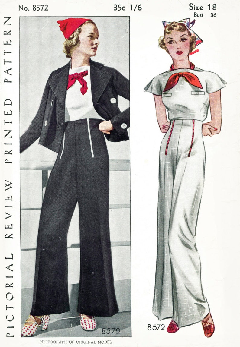 Puede incluir: Un patr&oacute;n de costura vintage para un atuendo femenino. El patr&oacute;n es para una blusa blanca con un lazo rojo y pantalones negros de piernas anchas. El n&uacute;mero del patr&oacute;n es 8572. El patr&oacute;n es de la empresa Pictorial Review Printed Pattern.