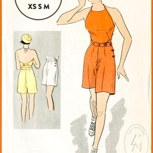 Puede incluir: Un patrón de costura vintage para pantalones cortos y un top de babero para mujeres. El patrón está ilustrado con una mujer usando el atuendo. El patrón está disponible en las tallas 32-34-36-38-40. El patrón está disponible para descargar en las tallas XS, S y M.