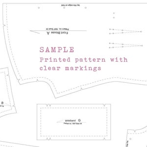 Pu&ograve; includere: Un cartamodello da cucito in bianco e nero per una blusa con segni chiari. Il cartamodello include pezzi per la parte anteriore della blusa, il davanti del collo e il polsino. Il testo "SAMPLE Printed pattern with clear markings" &egrave; stampato sul cartamodello.