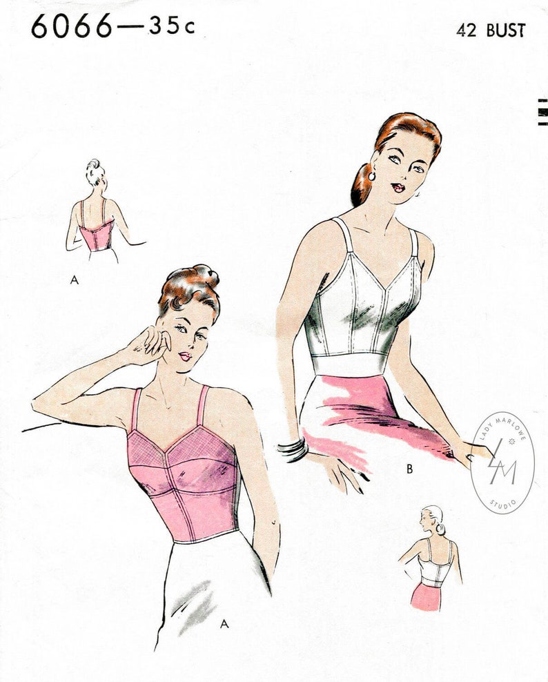 Puede incluir: Un patr&oacute;n de costura vintage para un sujetador, con ilustraciones del sujetador en blanco y rosa. El n&uacute;mero del patr&oacute;n es 6066 - 35c y la talla de pecho es 42. El patr&oacute;n es de Lady Marlowe Studio.