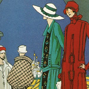 Può includere: Tre donne con cappelli e abiti eleganti. La donna a sinistra indossa un cappello bianco e un abito con motivo marrone e bianco. La donna al centro indossa un cappello bianco con una fascia nera e un abito turchese con dettagli floreali neri. La donna a destra indossa un cappello rosso e un abito rosso con bordi dorati.