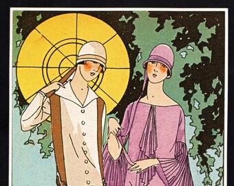 Op de afbeelding: Twee vrouwen in vintage kleding staan in een tuin. Een vrouw draagt een witte jurk met een bruine riem en een witte hoed. De andere vrouw draagt een paarse jurk met een zwarte riem en een paarse hoed. Beide vrouwen houden parasols vast.