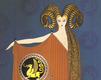 Op de afbeelding: Een vrouw in een lange, oranje jurk met een gouden en zwart ontwerp. Ze draagt ​​een gouden hoofdtooi met ramhoorns. De jurk heeft een cirkelvormig ontwerp met een gouden gevleugeld wezen in het midden.