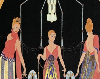 Op de afbeelding: Drie vrouwen in elegante jurken staan in een donkere kamer met een kroonluchter erboven. De vrouwen dragen lange, vloeiende jurken met ingewikkelde patronen en versieringen. De jurken zijn in tinten roze, blauw en goud. De vrouwen staan in een gracieuze en stijlvolle houding.