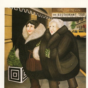 以下が含まれることがあります： 街を歩く毛皮のコートを着た女性2人のイラスト。ブーツを履き、バッグを持っています。背景にはアルゴンキンバーレストランの看板が見えます。